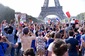 Fanoušci Francie slaví v Paříži druhý gól finále, který dával z pokutového kopu Griezmann. | Foto: ČTK/ABACA/Apaydin Alain/ABACA