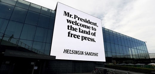 Vladimir Putin viděl po příletu i několik narážek: "Vítejte v zemi svobodného tisku"