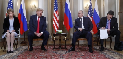 Prezidenti Donald Trump a Vladimir Putin zahájili společný summit.