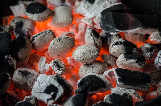 Mít dostatečně žhavé uhlí je důležitou složkou grilování.