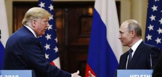 Americký prezident Donald Trump (vlevo) a ruský prezident Vladimir Putin.