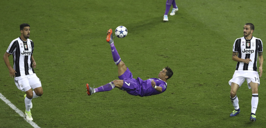 Nůžky Cristiana Ronalda v zápase ligy mistrů proti Juventusu.