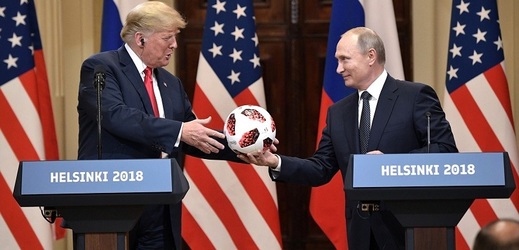 Donald Trump (vlevo) pochválil Putinovi také fotbalové mistrovství světa, které pořádalo Rusko.