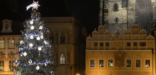 Vánoční smrk na Staroměstském náměstí v Praze.