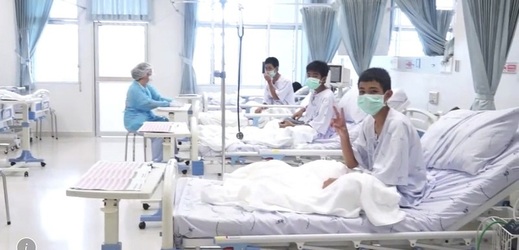 Chlapci vyproštění z thajské jeskyně v nemocnici.