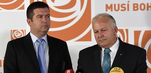 Petr Krčál (vpravo) nabízí svoji rezignaci.