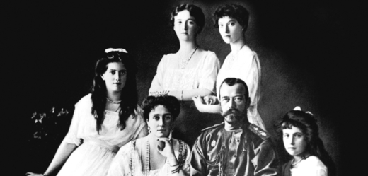 Ruská carská rodina. Zleva odspoda: Alexej, Maria, carevna Alexandra Fjodorovovna, car Mikuláš, Anastazia, Olga Taťána