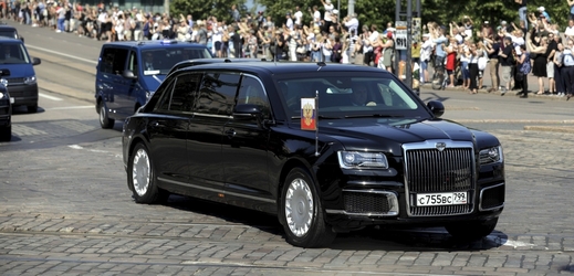 Putinova limuzína při cestě do na summit v Hlesinkách.