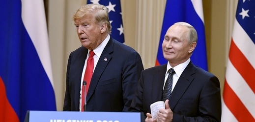 Donald Trump (vlevo) s Vladimirem Putinem v Helsinkách.