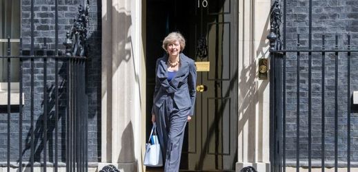 Theresa Mayová v sídle britských premiéru na adrese Downing Street 10.