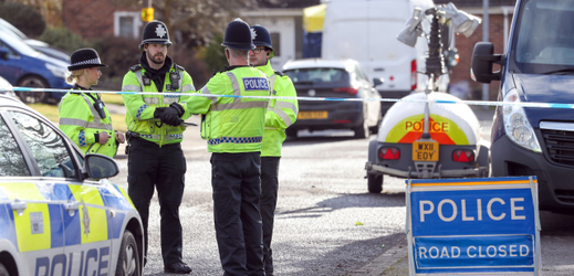 Britská policie při vyšetřování případu nedaleko Salisbury.