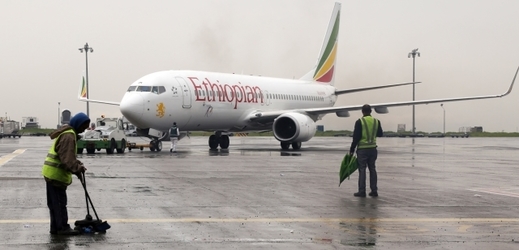 Letadlo, které jako první po letech letělo z Etiopie do Eritreje.