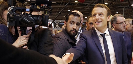 Prezident Emmanuel Macron (vpravo) se svým bezpečnostním poradcem Alexandrem Benalluou. 