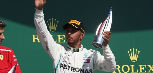 Lewis Hamilton budu minimálně v dalších dvou letech závodit za stáj Mercedes.