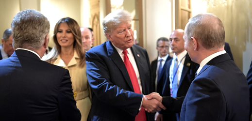 Americký prezident Donald Trump si podává ruku s ruským prezidentem Vladimirem Putinem.