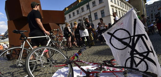 Recesistický happening odpůrců nové vyhlášky, která omezuje jízdu cyklistů v centru Prahy.