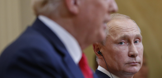 Americký prezident Donald Trump vlevo) a ruský prezident Vladimir Putin.