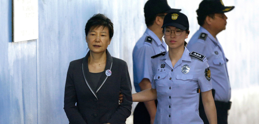 Exprezidentka Pak Kun-hje (vlevo).