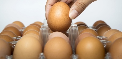 Na trhu v Indonésii musela kvůli vysoké poptávce a nízkým zásobám vajec zasáhnout vláda.
