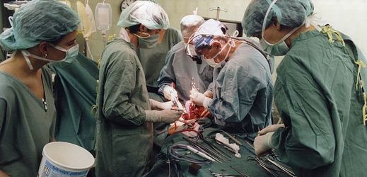 Transplantace plic (uprostřed lékař Pavel Pafko).