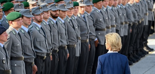 Německou armádu navštívila ministryně obrany Ursula von der Leyenová.