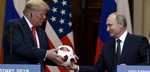 Vladimir Putin daroval v Helsinkách Donaldu Trumpovi fotbalový míč.