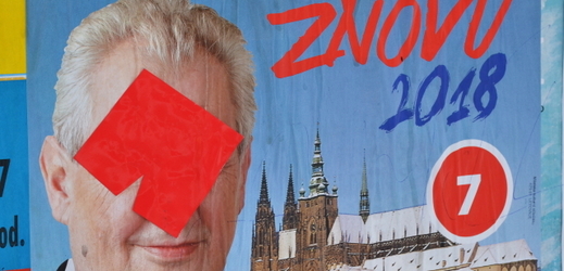 Samolepka rudých trenýrek na volebním plakátu Miloše Zemana. 
