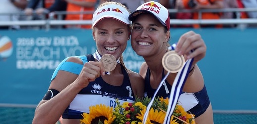 Hermannová a Sluková s bronzovými medailemi z ME.