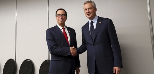 Americký ministr financí Steven Mnuchin (vlevo) si potřásá rukou se svým francouzským protějškem Brunem Le Mairem.