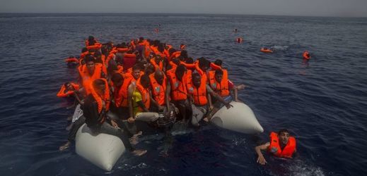 Přeplněný člun s uprchlíky (ilustrační foto).