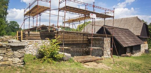 Skanzen v Chanovicích na Klatovsku rekonstruuje starý špýchar z Petrovic u Sušice.