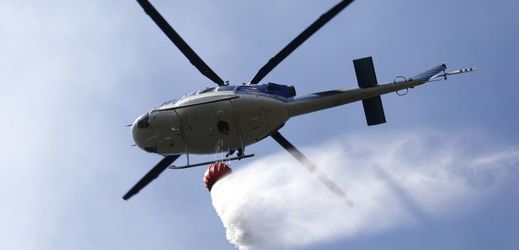 Vrtulník se zavěšeným vakem na vodu.