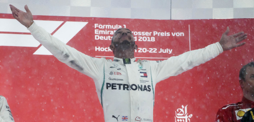 Lewis Hamilton slavící triumf z Velké ceny Německa.