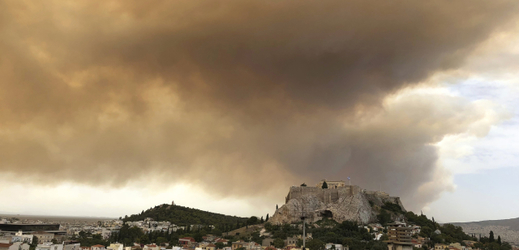 Dým z požáru západně od Atén zakryl oblohu až nad Akropolí.