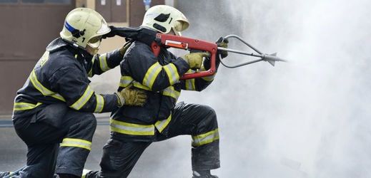 Plzeňští hasiči s hasicím zařízením Cobra.