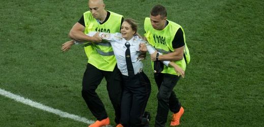 Aktivistka z Pussy Riot, která narušila průběh finále světového fotbalového šampionátu v Moskvě.