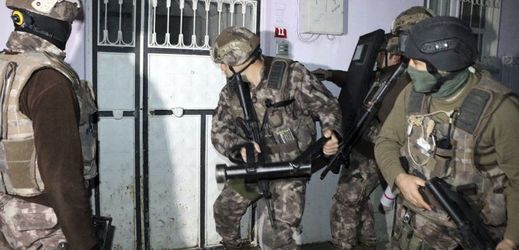 Turecká protiteroristická jednotka provádějící razie.