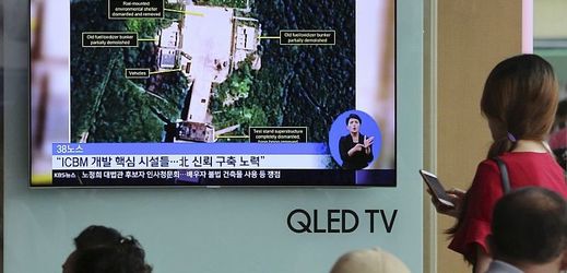 Jihokorejská televize informuje o bourání severokorejského střediska.
