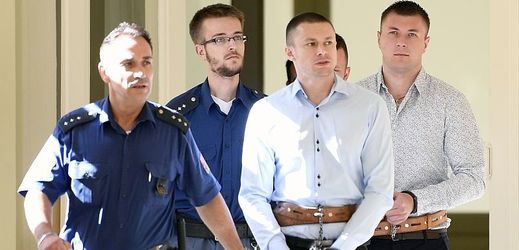 Dailonis Volkovs (v popředí) a Vladimirs Čalomovs (vpravo) v doprovodu policejní eskorty.