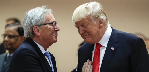 Vlevo předseda Evropské komise Jean-Claude Juncker a prezident USA Donald Trump.