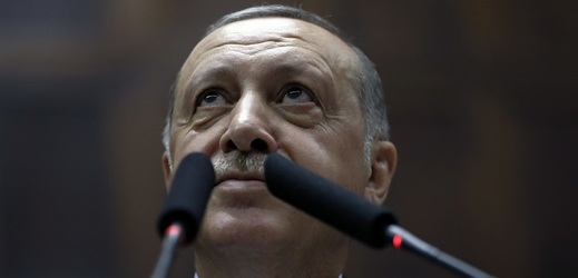 Turecký prezident Erdoğan si nebral servítky.