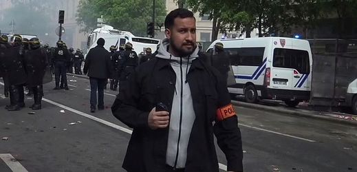 Alexandre Benalla během prvomájové demonstrace v Paříži.