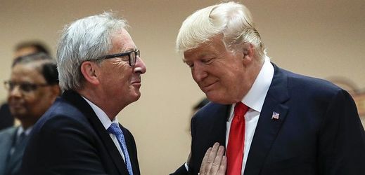 Předseda Evropské komise Jean-Claude Juncker (vlevo) a americký prezident Donald Trump.