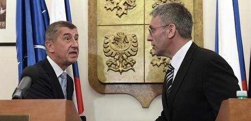 Premiér Andrej Babiš (vlevo) po Lubomíru Metnarovi demisi nepožaduje.
