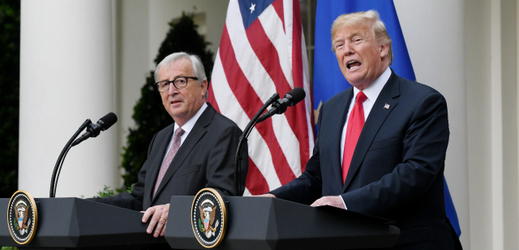 Zleva Jean-Claude Juncker a Donald Trump na tiskové konferenci.