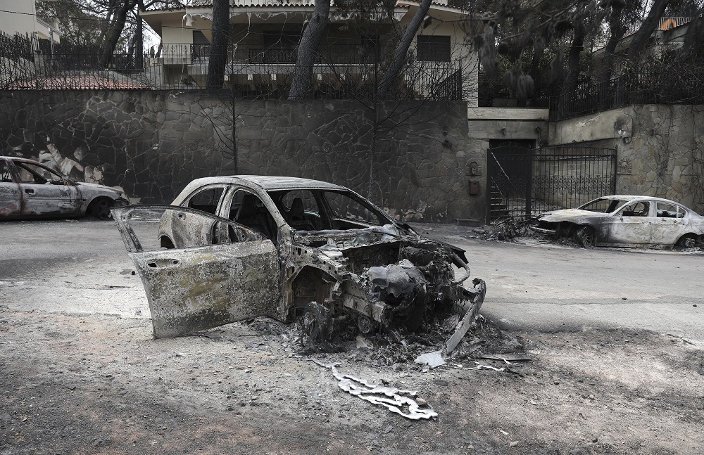 Požár byl natolik silný, že tavil kov aut jak voskovou svíčku. (FOTO: Yorgos Karahalis).