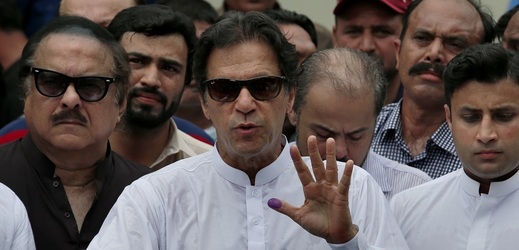 Bývalý slavný kriketový hráč Imran Chán vede se svou stranou volby.