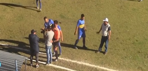 Diváci peruánského fotbalu se dočkali nevšedního zážitku. Gól potvrdil fotograf.