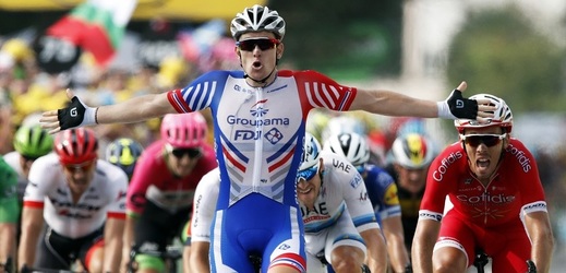 Vítězný cyklista Arnaud Démare v cíli 18. etapy Tour de France.