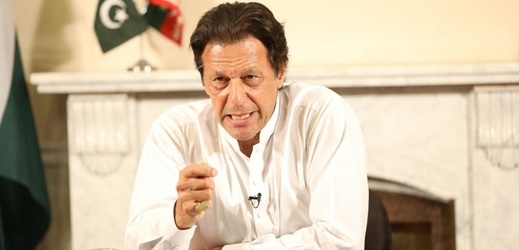 Pákistánské parlamentní volby vyhrála strana někdejšího elitního kriketisty Imrana Chána (na snímku).